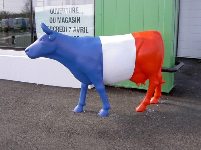 vache en resine et fibres de verre grandeur nature decor drapeau francais
peinture acrylique satinee
