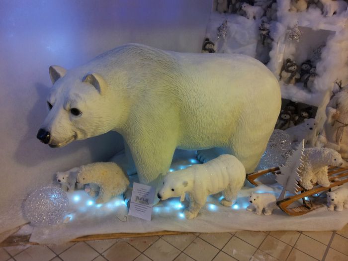 ours polaire en resine et fibres de verre
170x100x55 cm
peinture acrylique satinée
