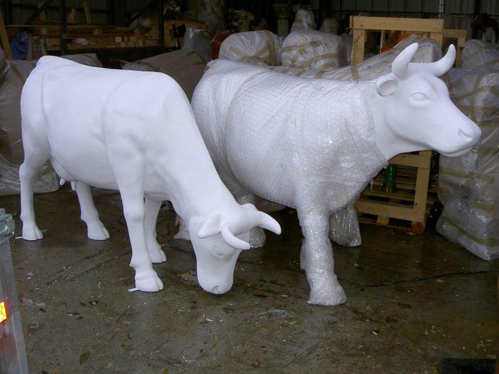 vache en resine et fibres de verre grandeur nature speciale prete a etre décorée 1450 € 
tete haute ou basse
