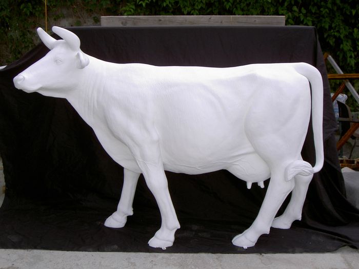 vache en resine et fibres de verre grandeur nature 220 cmx160 cmx75 cm
poids 45 kg prete a etre decorée