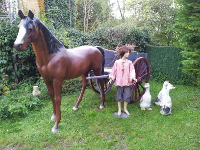cheval en resine et fibres de verre 
190 cmx 220 cm 45 kg
peinture acrylique satinée 
colori au choix 