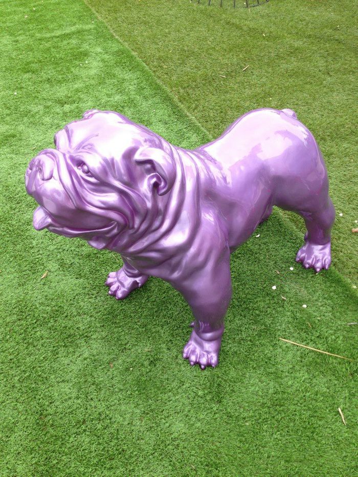 chien bulldog en résine et fibres de verre 73cmx 93 cm 
finition laqué vernis 
coloris au choix 