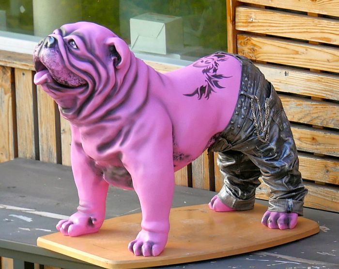 bulldog décoré par une artiste 
750 €
autre décor possible sur commande 