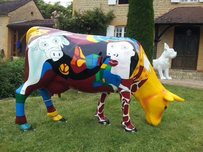 vache spéciale style cow parade en resine et fibres de verre grandeur nature classic ou décorée sur devis 