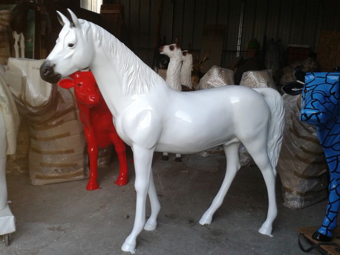 cheval en résine et fibres de verre grandeur nature 
coloris au choix 
