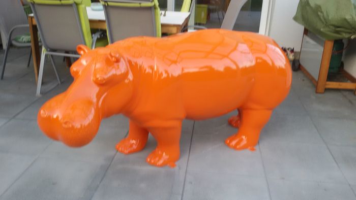hippopotame en résine et fibres de verre 
finition design laqué vernis 
coloris au choix 