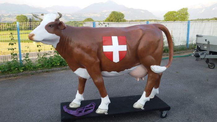 vache en résine et fibres de verre 
race abondance 
logo croix de Savoie
220 x160 x75 cm / 45 kg 
