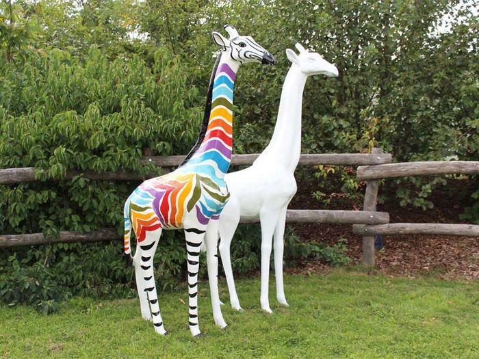 girafes en resine et fibres de verre 
coloris au choix 
195 cm de haut